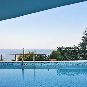 In Ziza, Rooftop Swimming Pool Appartement Opatija